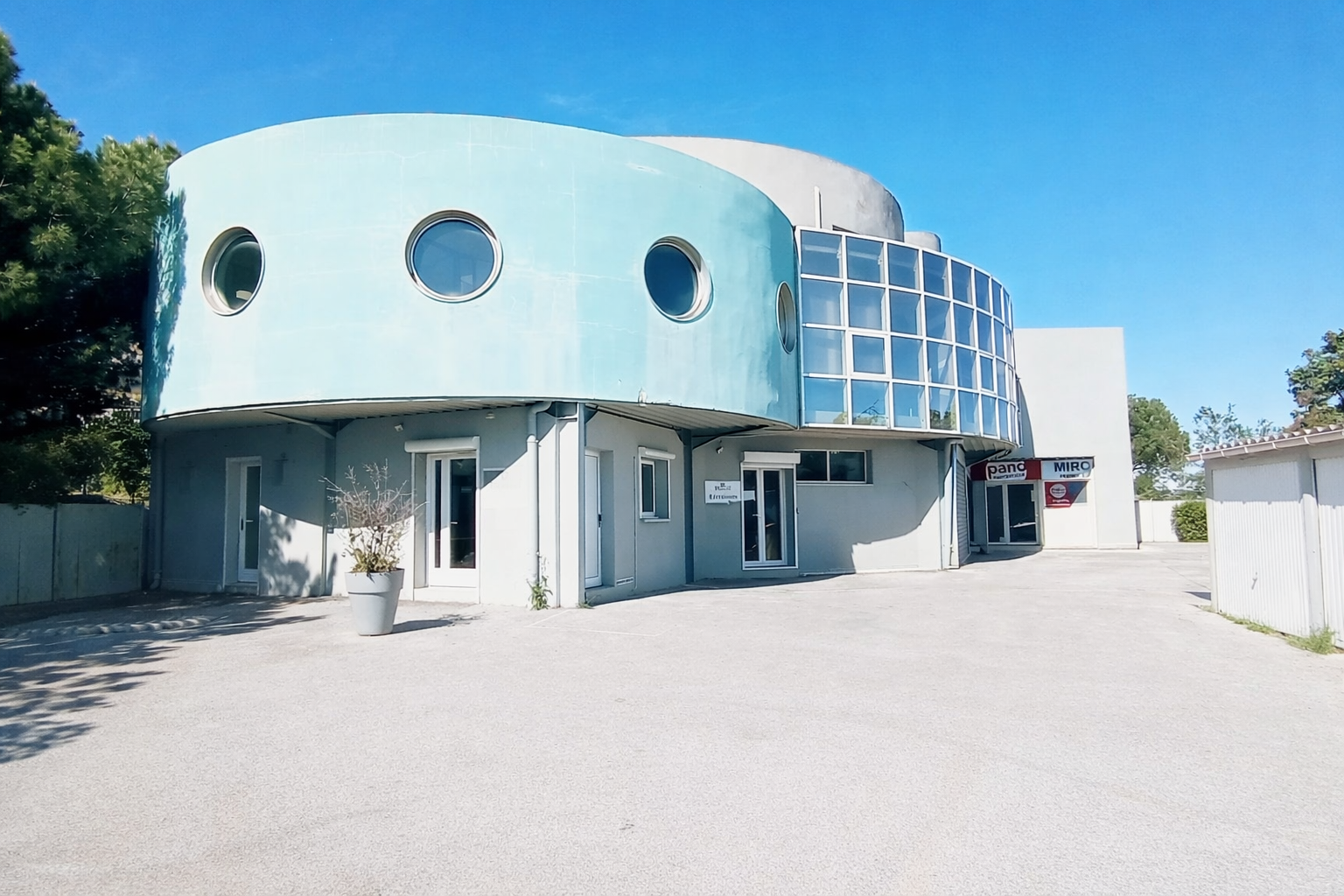 local 112m2 zac les playes clim parking (réf : ilco10000496)