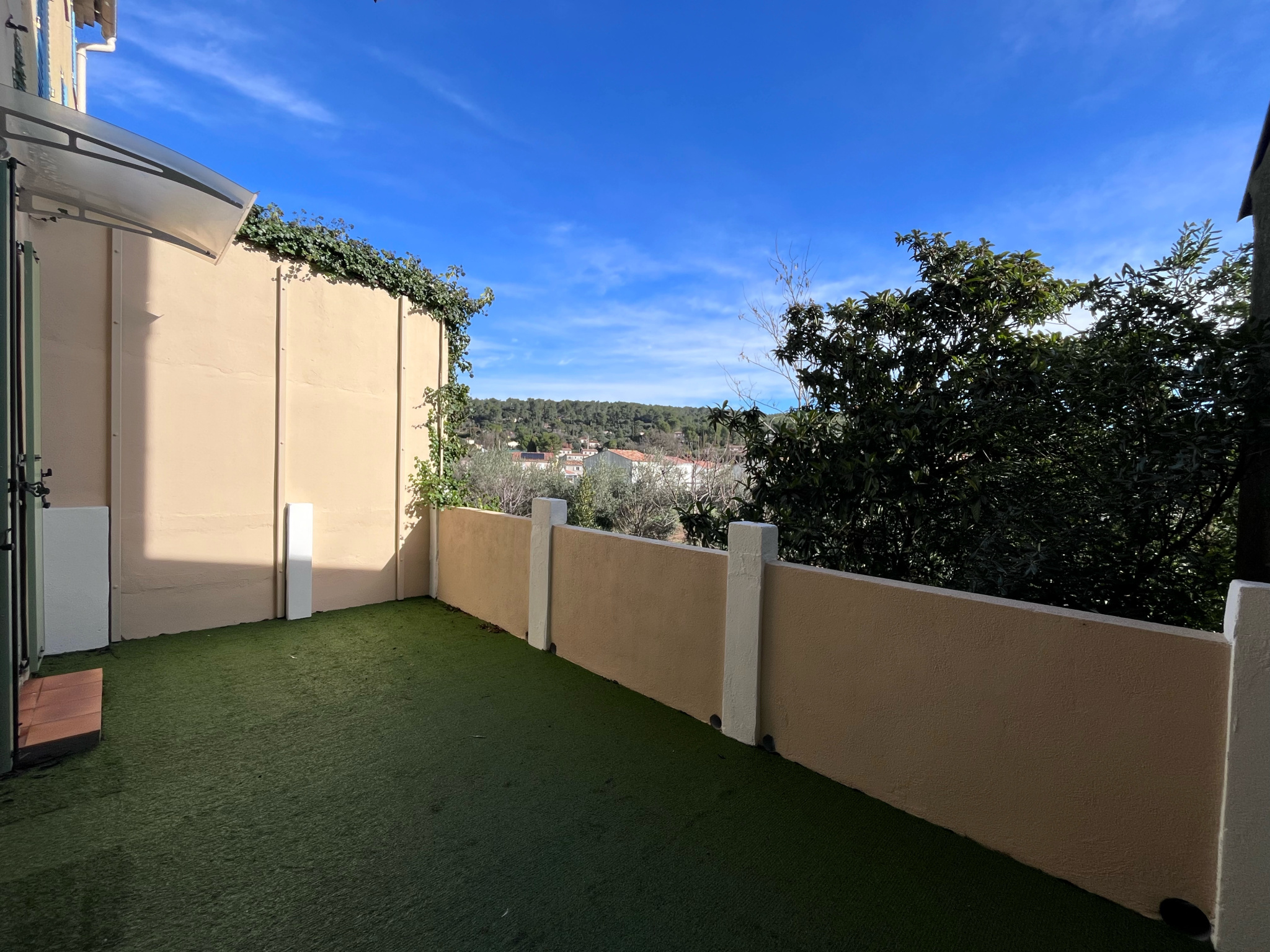 tres beau t3 traversant avec terrasse carnoules (réf : pcvap270001267)