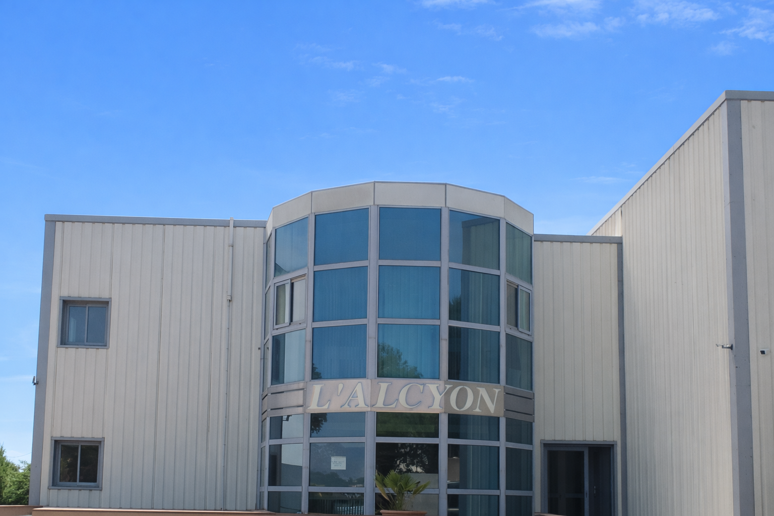 local professionnel avec parking alcyon pÔle activitÉs secteur les playes (réf : dslco250001145)