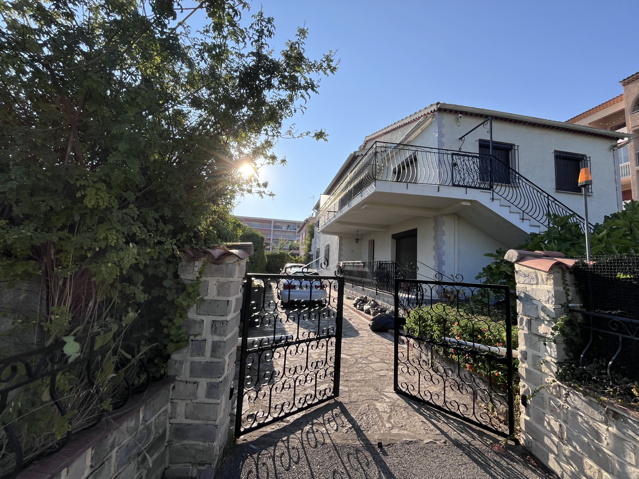 rare maison familiale 220 m2 avec jardin et garage proximite centre ville la garde (réf : pcv270000808)