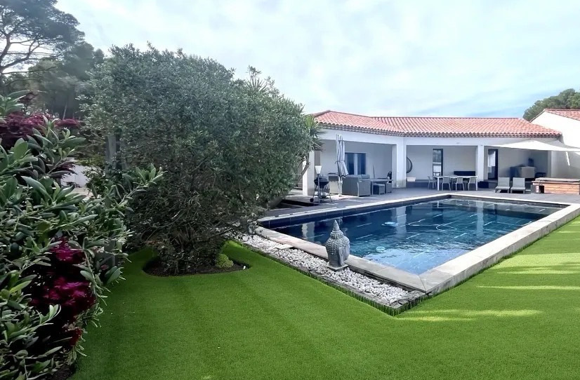 TRES BELLE VILLA DE 200 M2 AVEC PISCINE ET GARAGE A VENTABREN (Réf : PCVPR270001385)