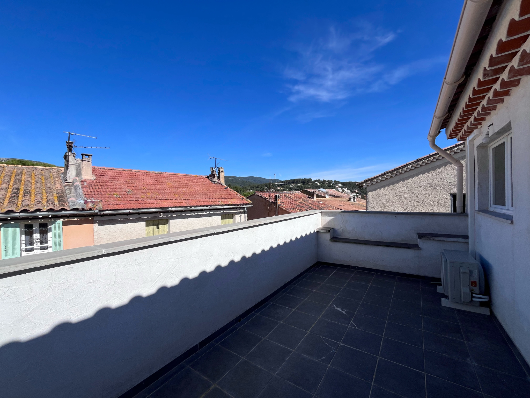 studio avec mezzanine et terrasse dernier etage cuers (réf : pcvst270001340)