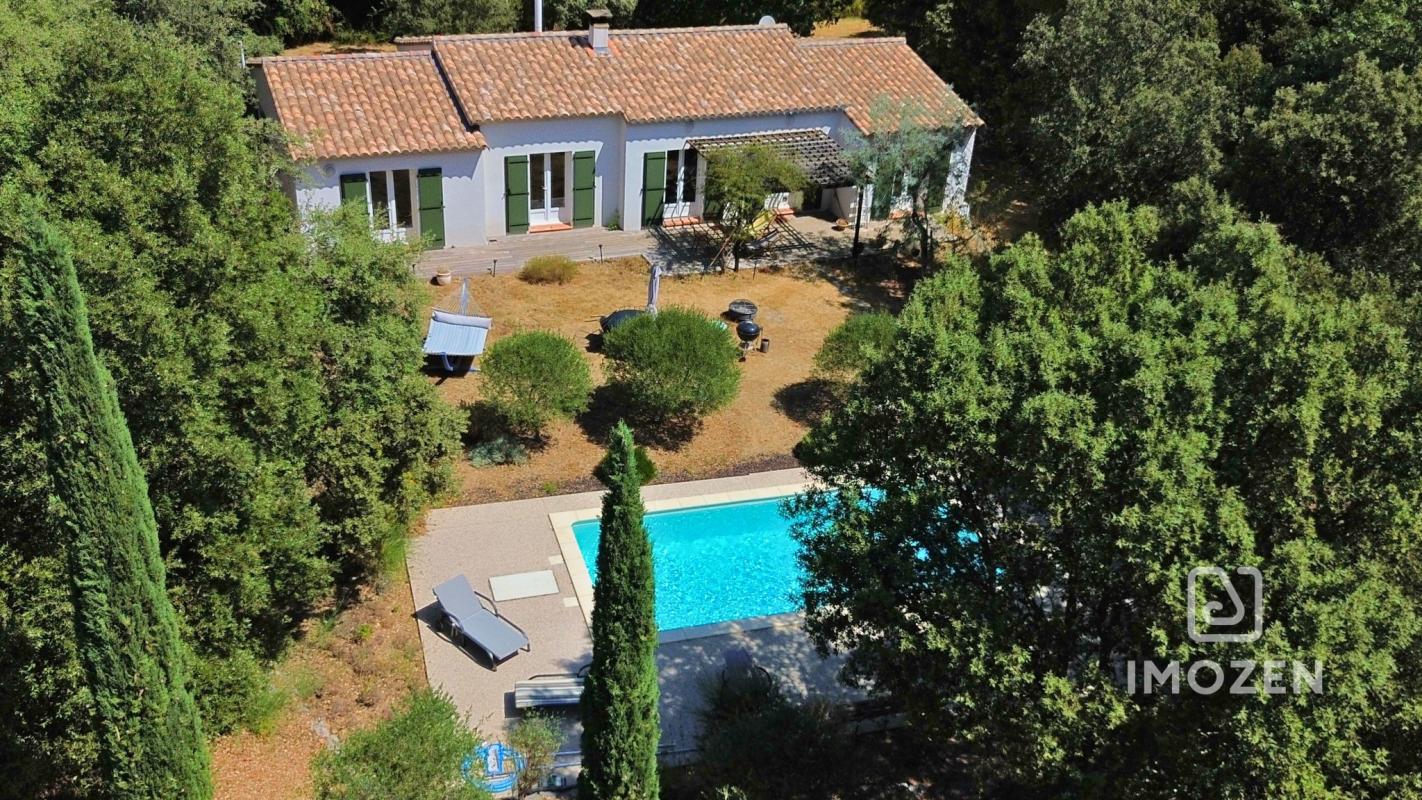 Propriété de caractère avec dépendances, piscine et terrain
