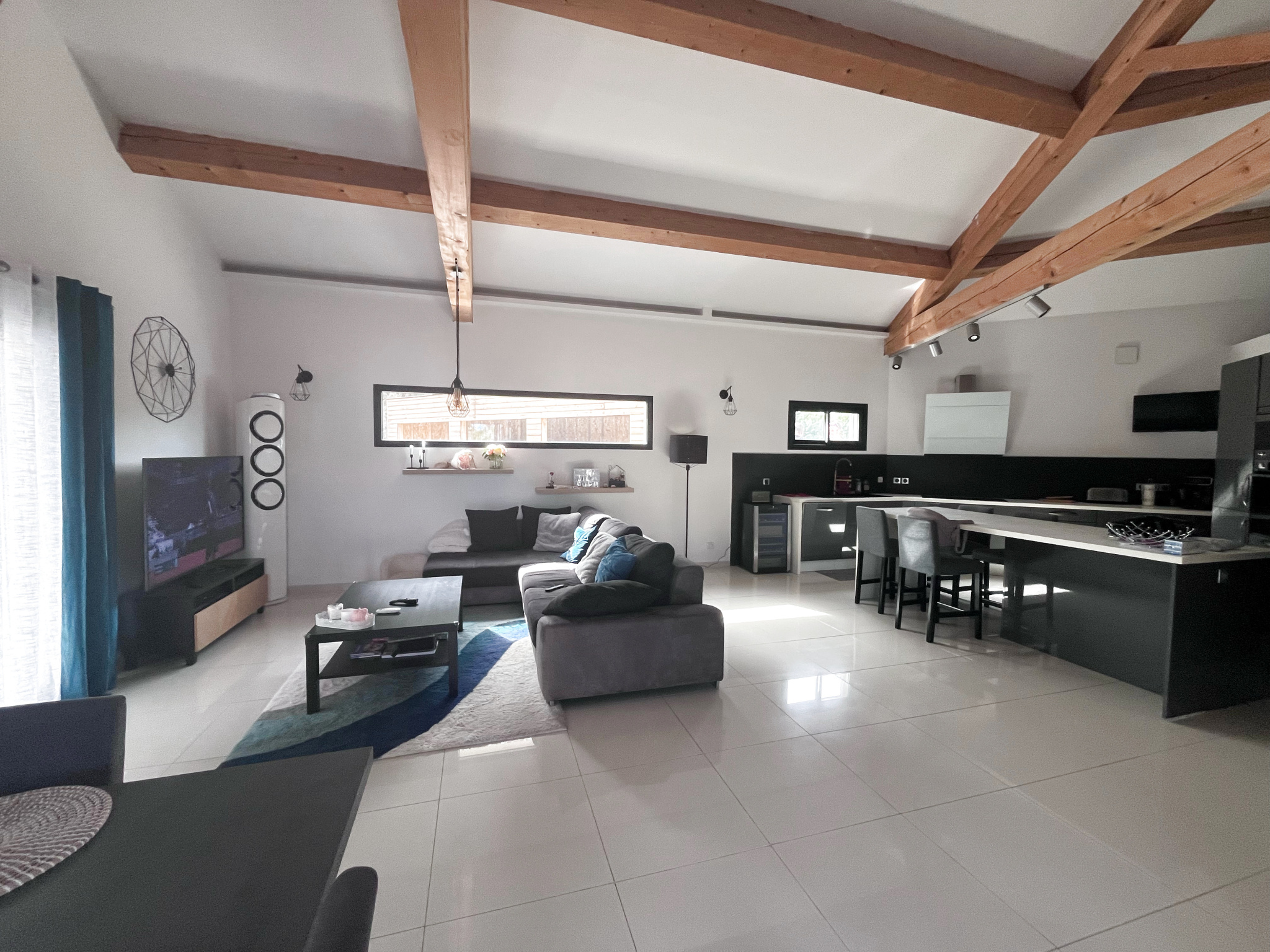TRES BELLE VILLA DE 200 M2 AVEC PISCINE ET GARAGE A VENTABRE